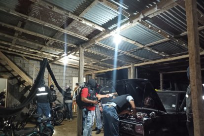 En los allanamientos también se decomisó varios vehículos.