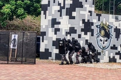 Los comandos hicieron una demostración de las tácticas operacionales aprendidas durante el curso.
