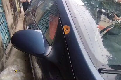 Del lado derecho, el carro tenía un hueco originado por un proyectil.