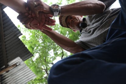 Sus pacientes dan fe de la habilidad de Pablo Mosquera para, con un buen masaje, aliviar dolores y torceduras.