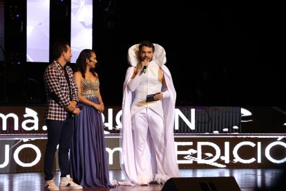 El presentador Emilio Sueños por segundo año consecutivo se vistió de una manera llamativa