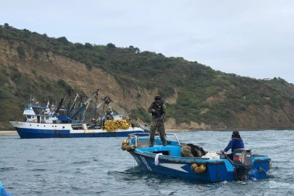 Militares de la Armada inmovilizaron al lancha en la que se movilizaban los piratas.
