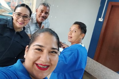 El salsero colombiano Hansel Camacho fue 'capturado' por varias fanáticas de su música cuando se despedía de EXTRA. Él, ni corto ni perezoso, aceptó posar con ellas.