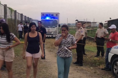 La familia del difunto llegó al sitio del hallazgo para identificarlo.