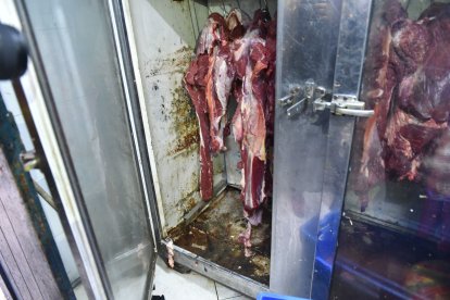 En un local de la calle Rocafuerte se almacenaba la carne en espacios oxidados.