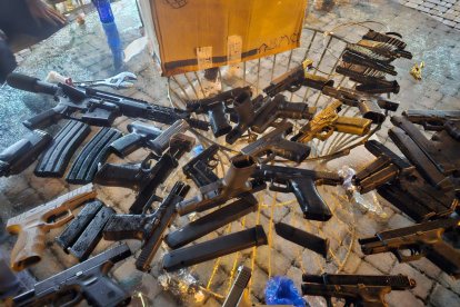 Las armas halladas en el inmueble del festejo.