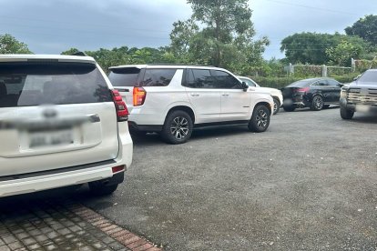 En el lugar se encontraron varios carros de alta gama