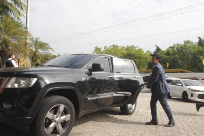 El abogado de la familia Bucaram en el predio de la detención de Jacobo.