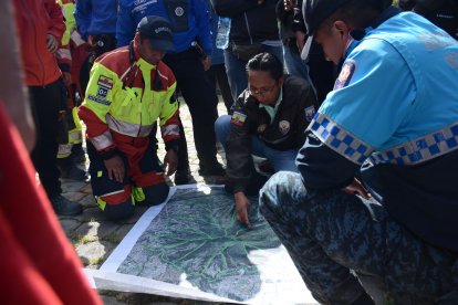 La extensión de la montaña y la topografía dificultan las labores de búsqueda.