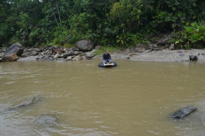 Pasar en boya sobre el caudaloso río es una verdadera aventura para llegar a El Picaflor.
