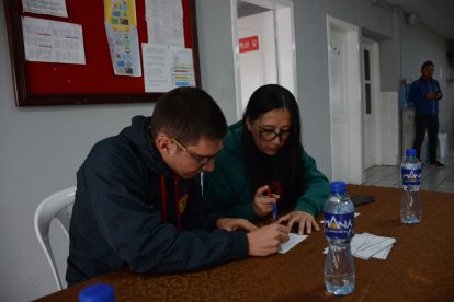 Noam Dorfzaum, psicópedagogo, y Gabriela Reynoso, del  colegio John Osteen, en un concurso de poemas con los chicos.