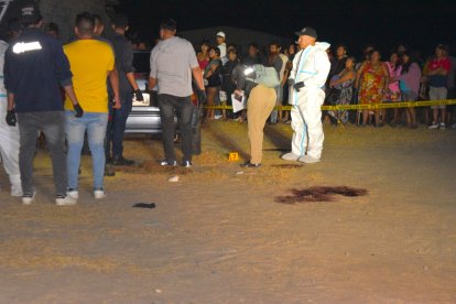 Una parte de las víctimas terminó afuera, donde los pusieron de rodillas y los mataron.