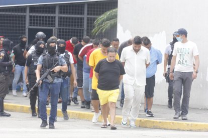 En total, 33 personas fueron procesadas por tráfico ilícito de armas, entre ellas Moreira (primero, de camiseta negra y pantaloneta amarilla).
