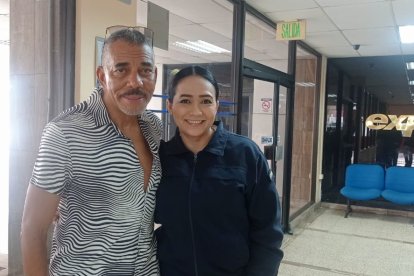 El artista colombiano posó muy en chévere para una foto con personal de seguridad de EXTRA y Expreso.