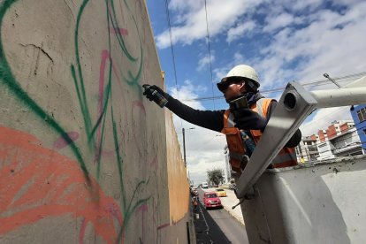 45 artistas de la Dirección de Infraestructura son los artistas que cambian la imagen de los intercambiadores y otros muros de Quito.
