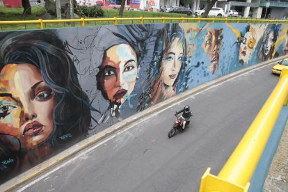 Murales pintados con rostros en Quito.