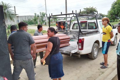 Los parientes lo sacaron para darle cristiana sepultura. Piden que atrapen a los asesinos.