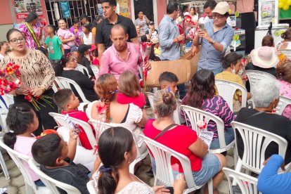 A las madres se les obsequió una rosa.