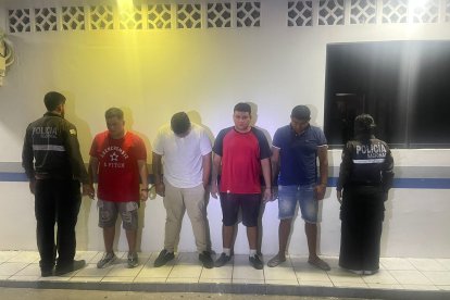 Magno Arias González (en chanclas) fue detenido tras conocerse que habría querido venganza.