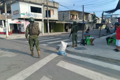 La gente dice que hay una tenue calma con la presencia de los militares.