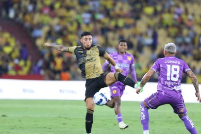 Joao Rojas luchando con un jugador de Aucas.