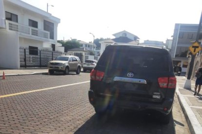 Toyota Sequoia fue vendido por $9.100, el vendedor fue Kleber Zuñiga Olvera y el comprador fue Daniel Frías Toral