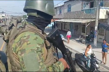 Decenas de uniformados recorrieron los cinco barrios conflictivos de Puerto Bolívar.