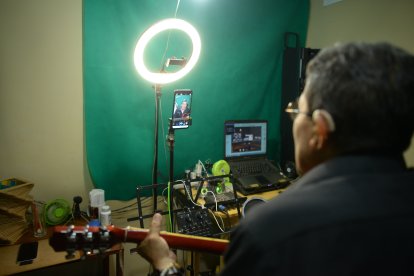 En su cuarto de grabación se  concentra para  expresar sus inspiraciones.