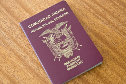 El pasaporte ecuatoriano es un documento que se expide a los ciudadanos del país para que les permita viajar fuera del territorio ecuatoriano