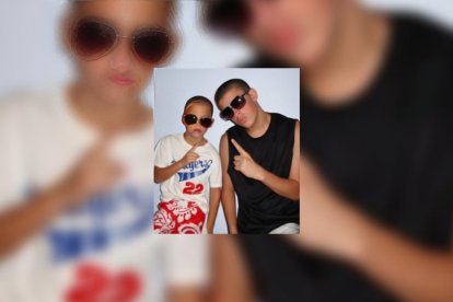 El cantante puertorriqueño junto a su hermano menor Bysael