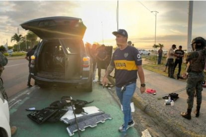 Los agentes revisaron el vehículo en el cual andaba el sospechoso.