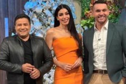 Momento en el que una de las presentadoras de En Contacto realizaba el simulacro.