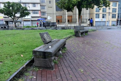 En el parque Benito Juárez hay asientos dañados también.