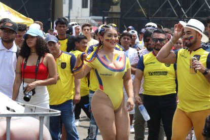 En el fan fest de 2022, las personas hicieron cola para tomarse una foto con Lisseth Mendoza.