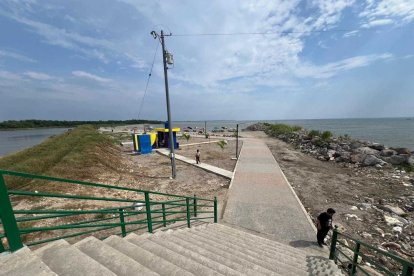 La joven habría ido con su novio a la playa, pero la hallaron agonizante.
