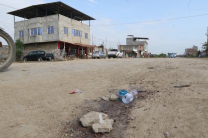 En el lugar donde fue asesinado el transportista fueron encendidas varias velas como señal de luto.