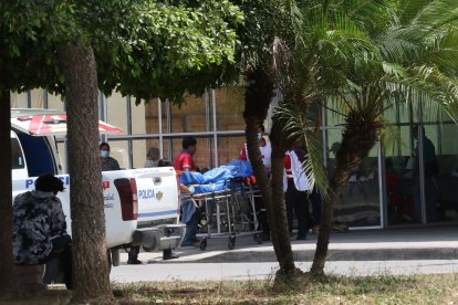 La afluencia de personas que llegan al hospital es continua.