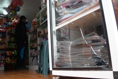 El rastro del ataque se evidencia en una vitrina rota del local.