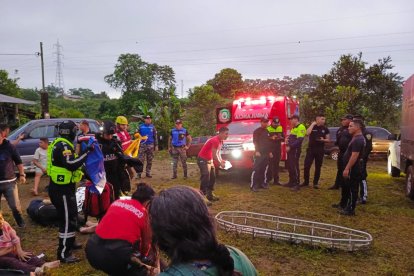 Los equipos de emergencia ayudaron a 23 personas que sobrevivieron.