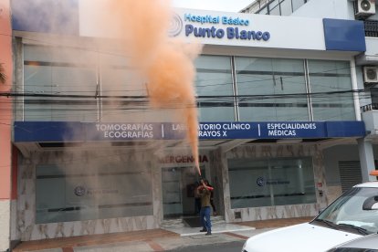 Hicieron uso de un extintor de polvo químico seco para sofocar el fuego.