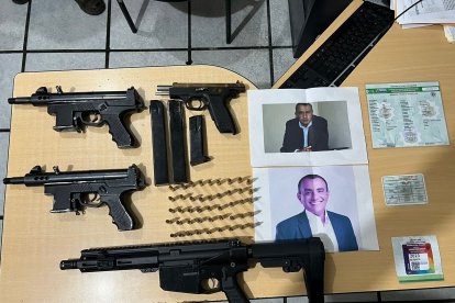 Su foto estaba junto a estas armas.
