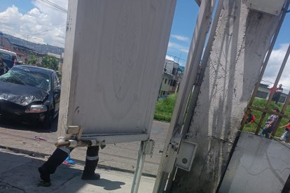 La puerta contra la que se impactó el carro quedó destruida.