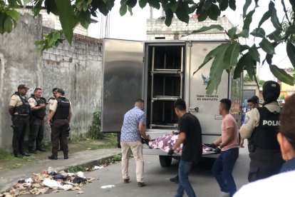 Ambas mujeres estaban afuera del inmueble cuando llegaron los sicarios.