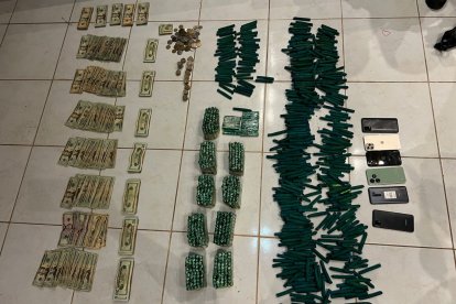 Los objetos que se encontraron en poder de los sospechosos.