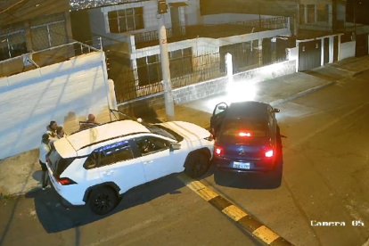 Los criminales logran sacar a la víctima e intentaron subirlo a la parte trasera del carro para secuestrarlo.