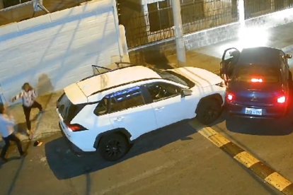 Juan se libra de sus captores, pero esto causó que uno de ellos le disparara directamente en el rostro.