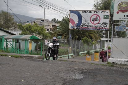 Existe un letrero que advierte que es peatonal, pero está viejo y grafiteado.