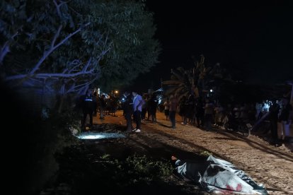 Una de las víctimas del crimen en el barrio Cumbres de La Libertad fue cubierta previo al levantamiento.