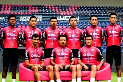 Nixon Rosero (d) y Jorge Montenegro (sentado derecha) formaron parte del Team Banco Guayaquil hasta 2023.