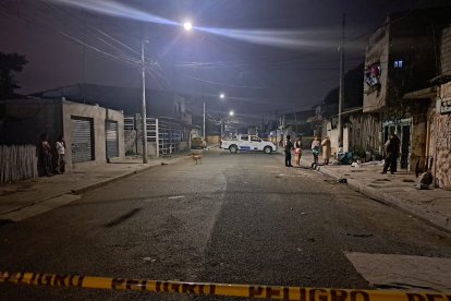 El cuerpo de Manuel Jiménez quedó sobre la vereda de la casa de su abuela.